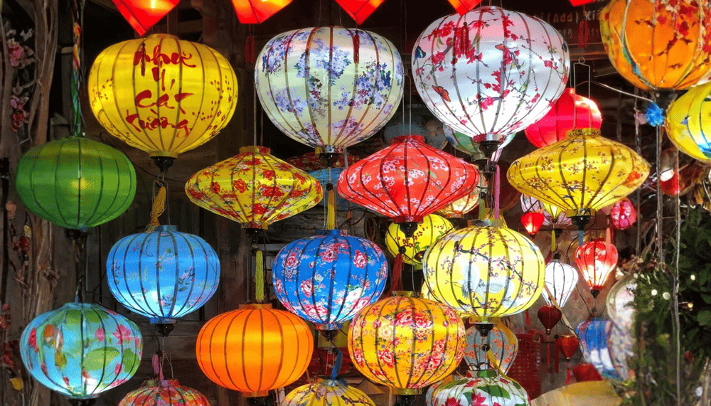 A lantern is an ideal souvenir that carries both the beauty and cultural meaning of the Lantern Festival (Source:  Fanpage Xưởng Đ&egrave;n Lồng Hội An)